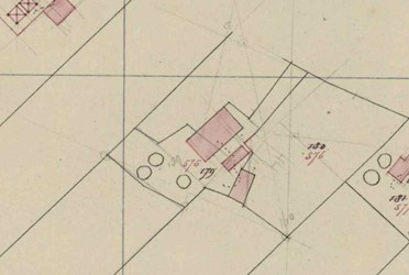 <p>Uitsnede uit een kadastrale hulpkaart uit 1873 waarop de uitbreiding aan de achterzijde van de toenmalige boerderij in rood aangegeven is. (Kadaster)</p>
